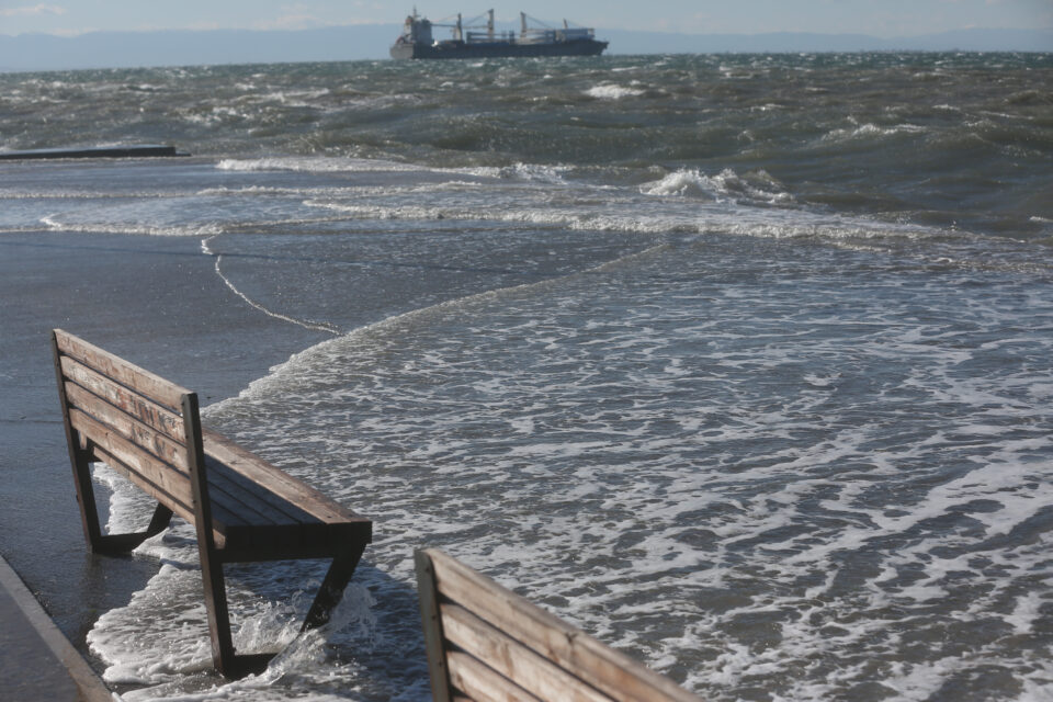 Θεσσαλονίκη: Η θάλασσα «εισέβαλε» στη στεριά – Θυελλώδεις άνεμοι-1