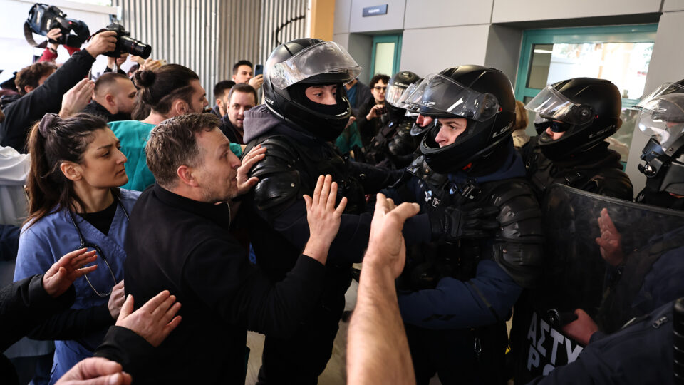 Ενταση στο Νοσοκομείο Νίκαιας κατά την επίσκεψη Γεωργιάδη [φωτογραφίες]-3