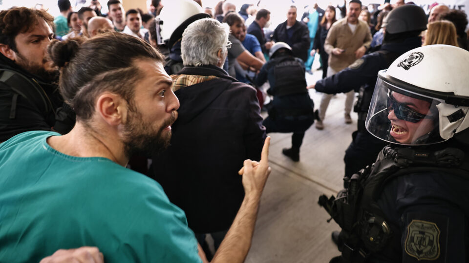 Ενταση στο Νοσοκομείο Νίκαιας κατά την επίσκεψη Γεωργιάδη [φωτογραφίες]-1