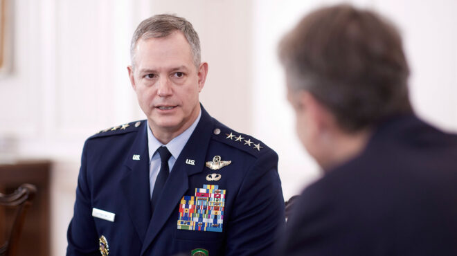 ο-σκιώδης-ρωσικός-στόλος-ψηλά-στην-ατζ-564090871