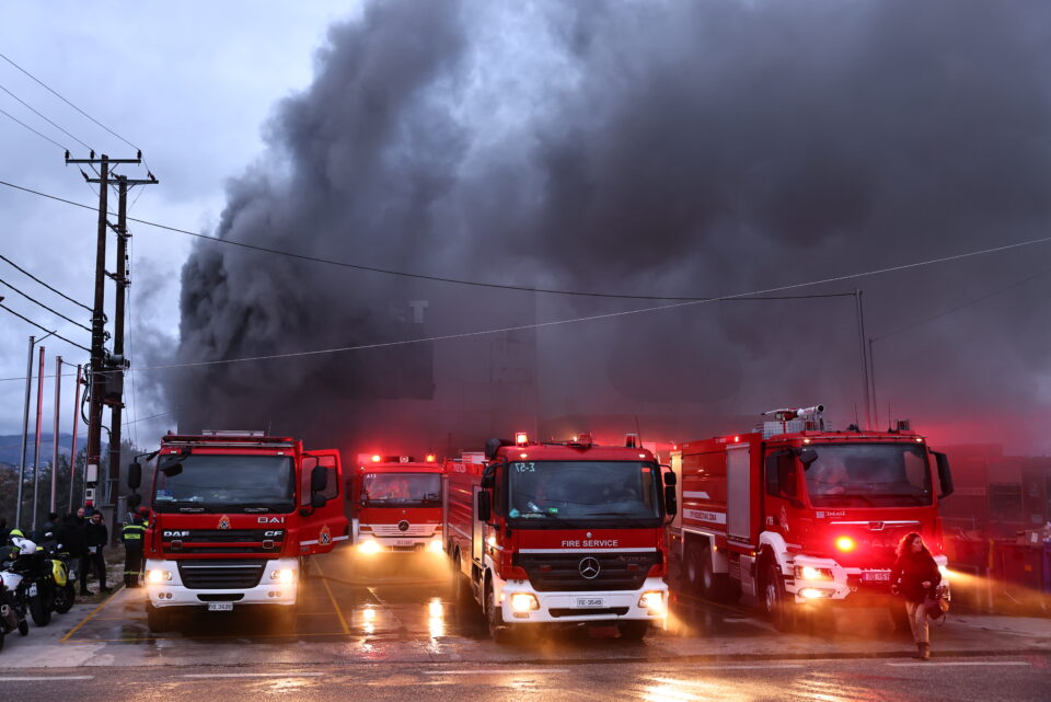 Σπάτα: Επεκτάθηκε η φωτιά σε διπλανό κτίριο – Ενισχύθηκαν οι δυνάμεις-3