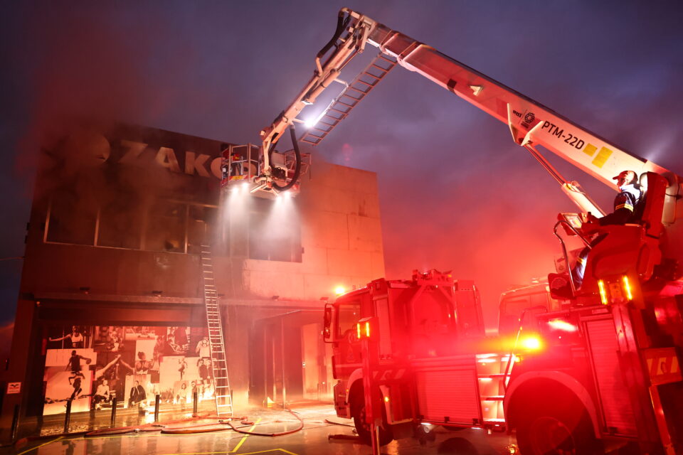 Σπάτα: Επεκτάθηκε η φωτιά σε διπλανό κτίριο – Ενισχύθηκαν οι δυνάμεις-1