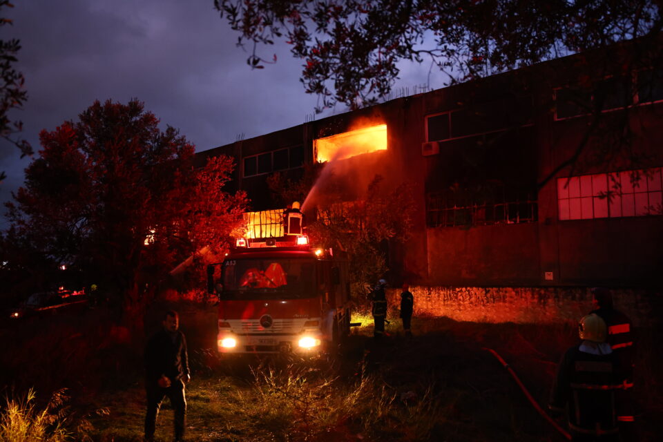 Σπάτα: Επεκτάθηκε η φωτιά σε διπλανό κτίριο – Ενισχύθηκαν οι δυνάμεις-2