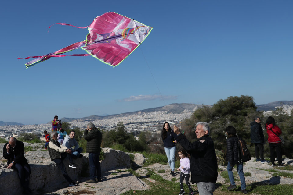 Χαρταετοί, σαρακοστιανά και γλέντι στον Λόφο Φιλοπάππου (εικόνες)-2