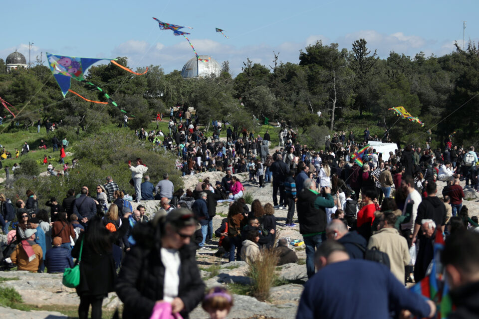 Χαρταετοί, σαρακοστιανά και γλέντι στον Λόφο Φιλοπάππου (εικόνες)-1