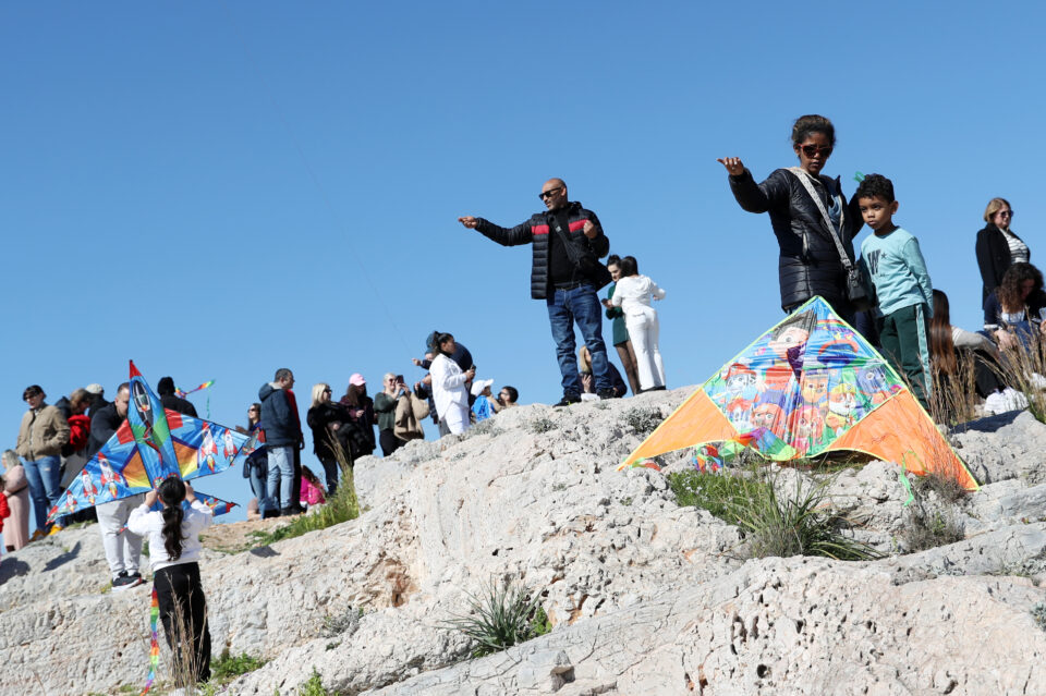 Χαρταετοί, σαρακοστιανά και γλέντι στον Λόφο Φιλοπάππου (εικόνες)-4