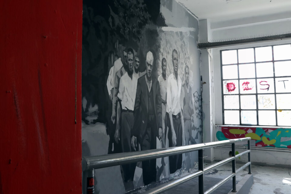 Σχολή Καλών Τεχνών: Τοιχογραφία αφιερωμένη στους 200 εκτελεσθέντες της Καισαριανής-1