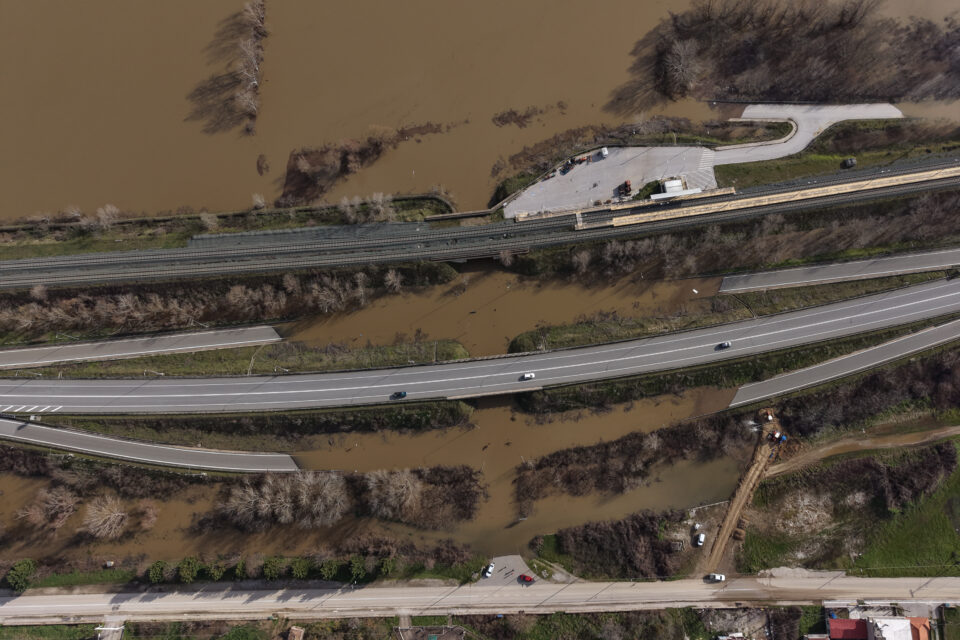 Εβρος: Ωρες αγωνίας και εικόνες καταστροφής – Χιλιάδες στρέμματα γης κάτω από το νερό-1