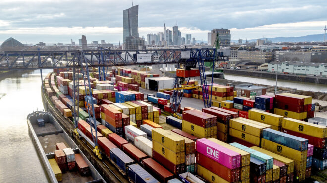 καπέλο-3-000-δολ-για-κοντέινερ-προς-μέση-564101917