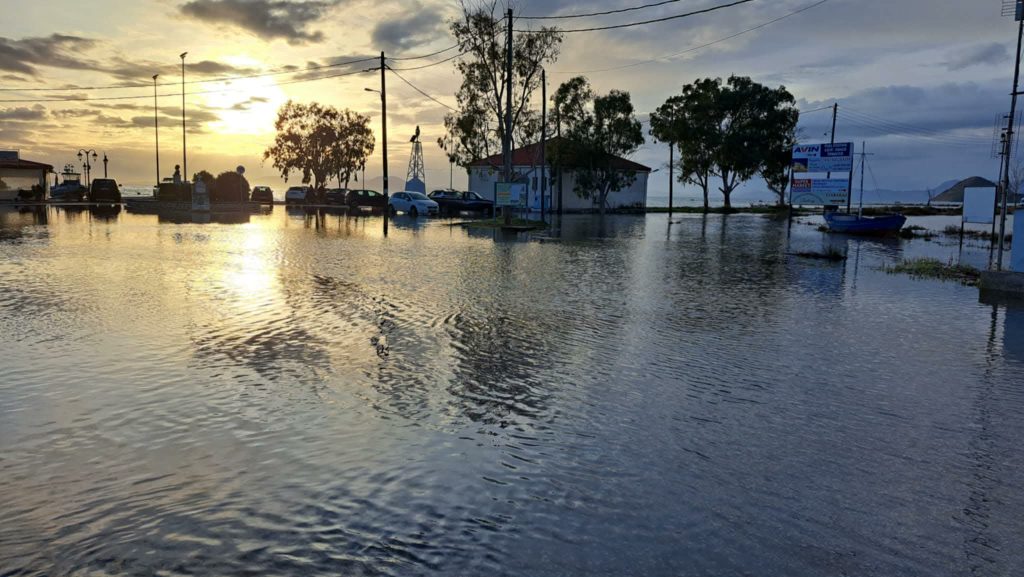 Θεσπρωτία: Πλημμύρισαν καταστήματα σε Σύβοτα και Σαγιάδα από τα ισχυρά κύματα-3
