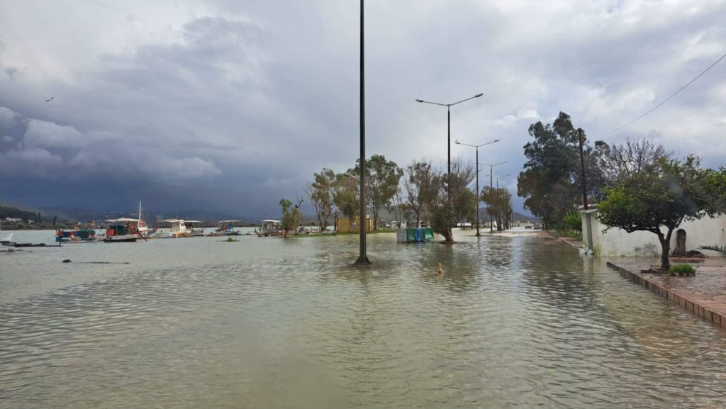 Θεσπρωτία: Πλημμύρισαν καταστήματα σε Σύβοτα και Σαγιάδα από τα ισχυρά κύματα-6