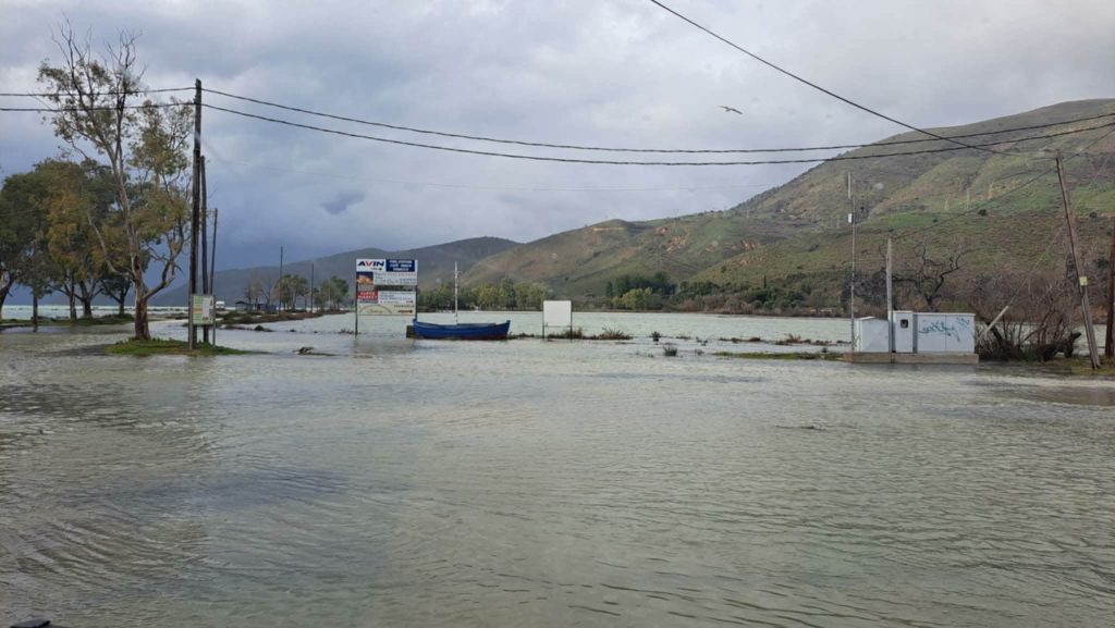 Θεσπρωτία: Πλημμύρισαν καταστήματα σε Σύβοτα και Σαγιάδα από τα ισχυρά κύματα-7