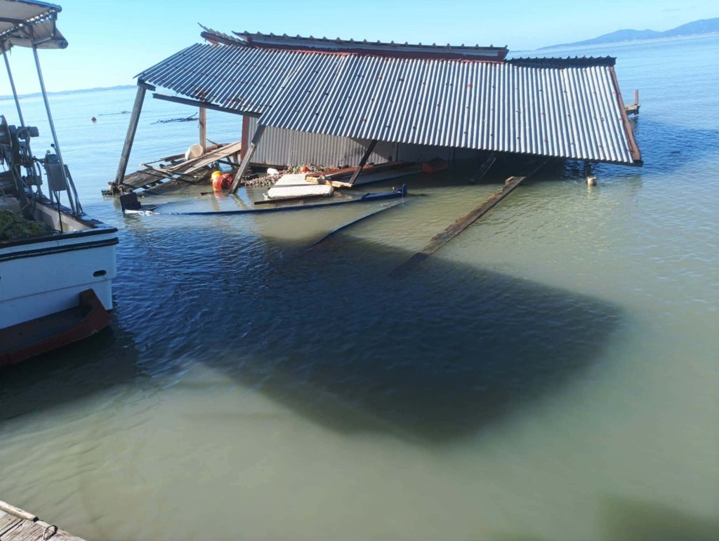 Θεσπρωτία: Πλημμύρισαν καταστήματα σε Σύβοτα και Σαγιάδα από τα ισχυρά κύματα-4