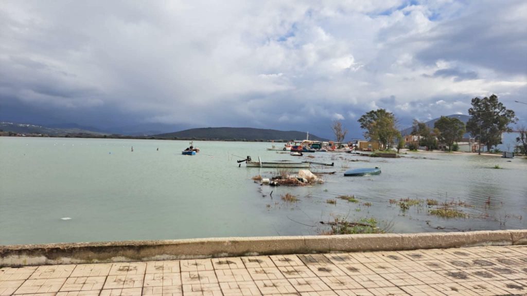 Θεσπρωτία: Πλημμύρισαν καταστήματα σε Σύβοτα και Σαγιάδα από τα ισχυρά κύματα-8