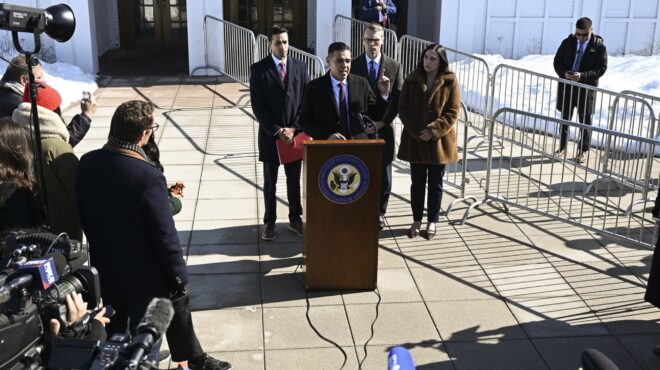 με-βολές-κατά-τραμπ-οι-κλίντον-καταθέτ-564098527