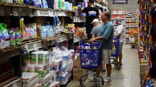 η-ακρίβεια-γονατίζει-τα-νοικοκυριά-στ-564083575