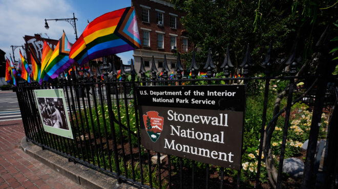 ηπα-κατέβηκε-η-σημαία-pride-από-το-μνημείο-stonew-564070882