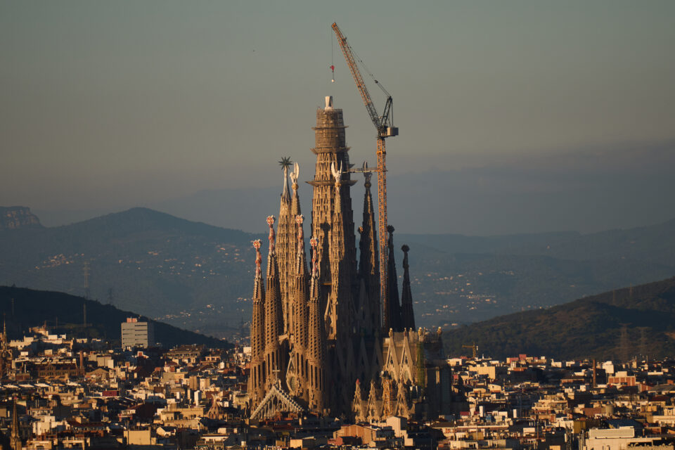 Η Sagrada Familia έγινε, επιτέλους, το ψηλότερο κτίριο της Βαρκελώνης-4