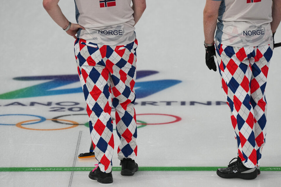 Τα «ολυμπιακά» παντελόνια της Νορβηγίας στο κέρλινγκ έγιναν viral – και όχι χωρίς λόγο-2