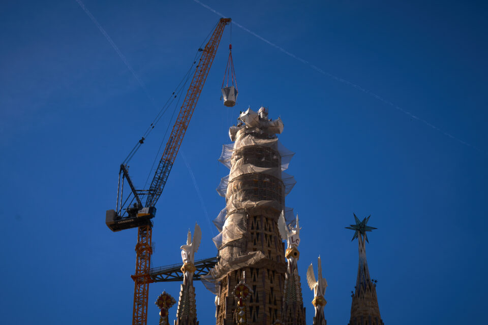 Η Sagrada Familia έγινε, επιτέλους, το ψηλότερο κτίριο της Βαρκελώνης-2