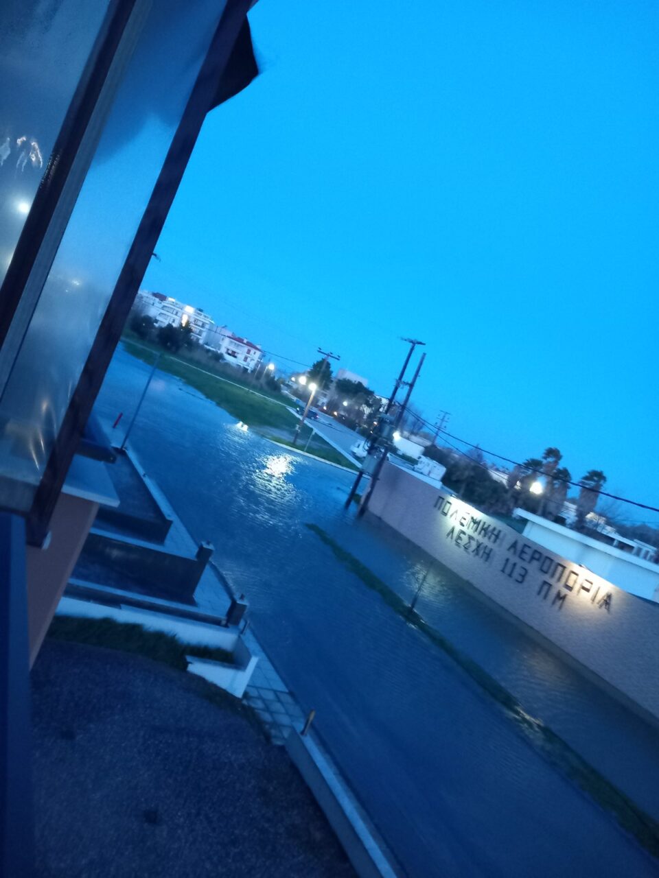 Θεσσαλονίκη: Η θάλασσα «εισέβαλε» στη στεριά – Θυελλώδεις άνεμοι-7