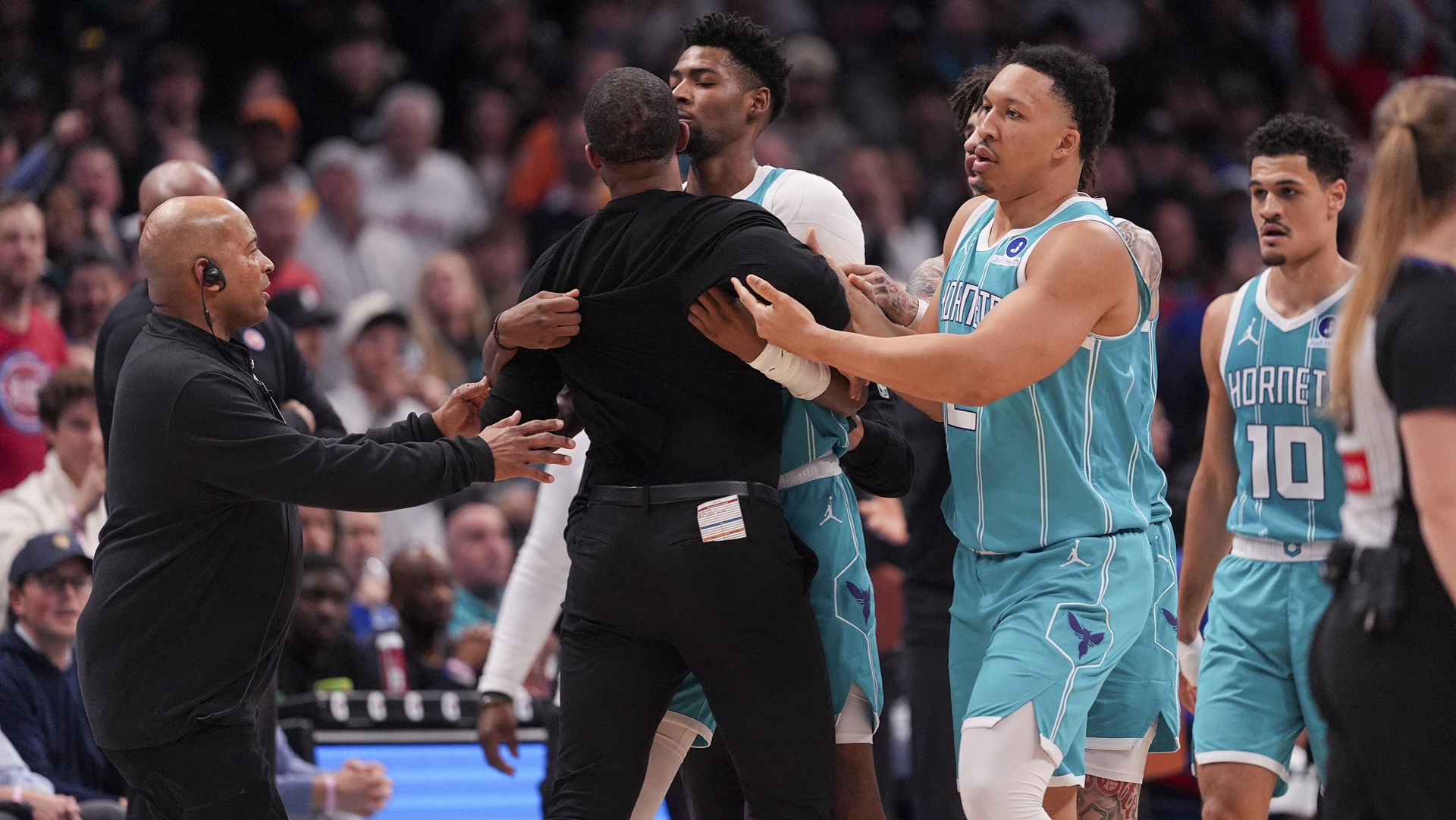 NBA: Απίστευτη σύρραξη στο Σάρλοτ – Ντιτρόιτ (βίντεο)-1