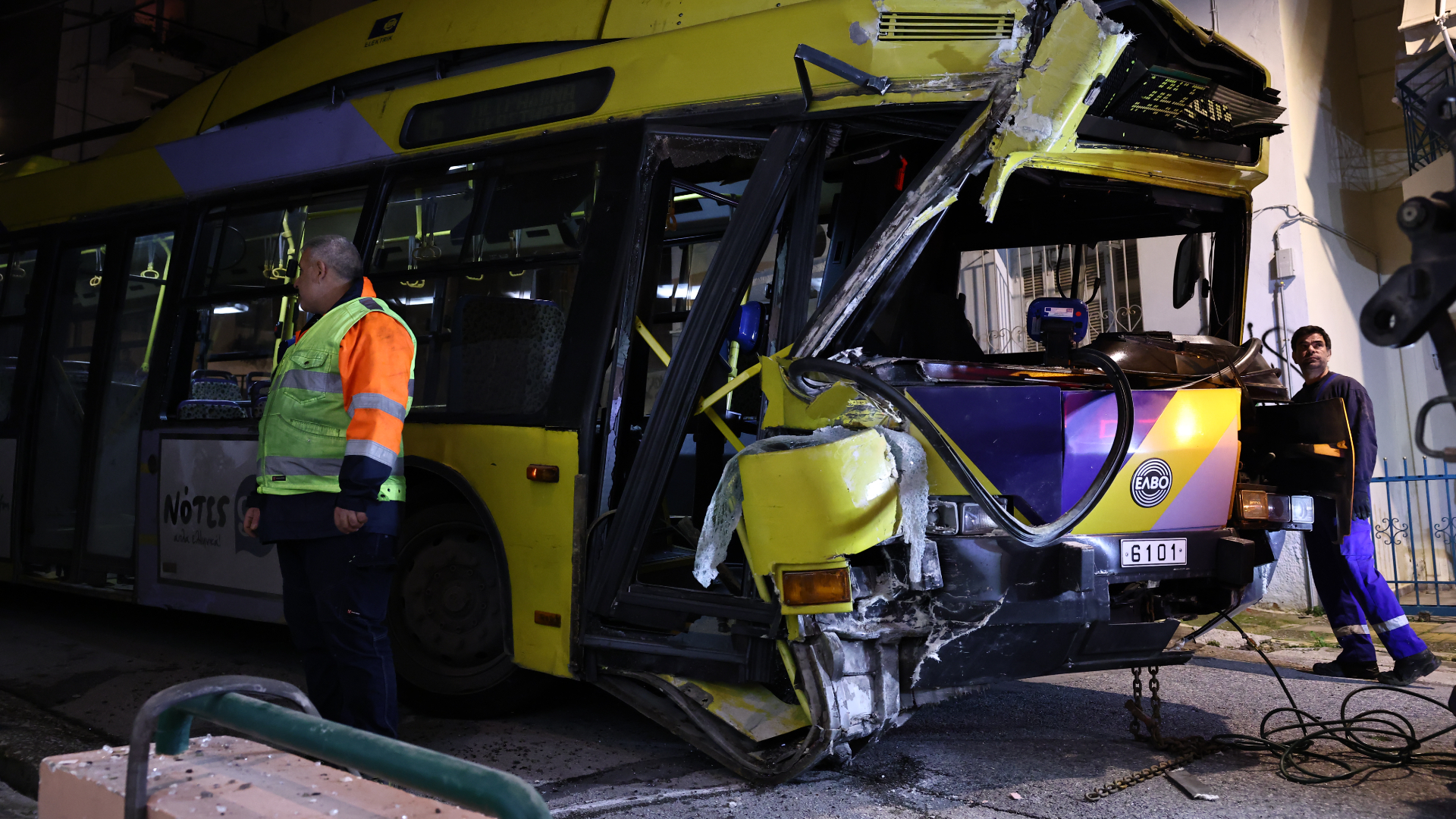 Πετράλωνα: Τρόλεϊ έπεσε σε πολυκατοικία, τραυματίστηκε ο οδηγός-1