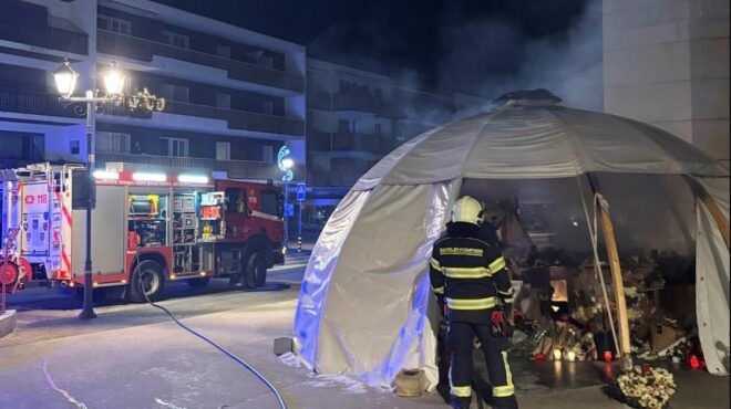 στις-φλόγες-το-μνημείο-για-τα-θύματα-τη-564068305
