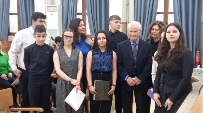 οι-μικροί-ντετέκτιβ-που-έριξαν-φως-σ-564064735