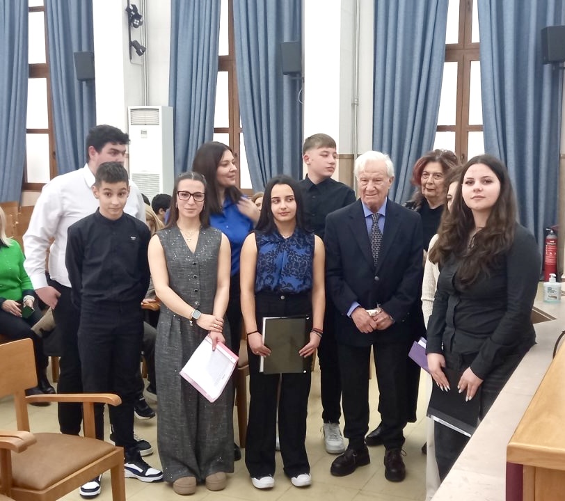 οι-μικροί-ντετέκτιβ-που-έριξαν-φως-σ-564064735