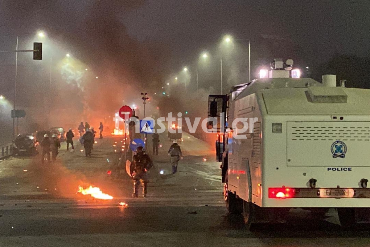 Θεσσαλονίκη: Μολότοφ και χημικά τη νύχτα έξω από το ΑΠΘ – Τραυματίστηκε αστυνομικός-1