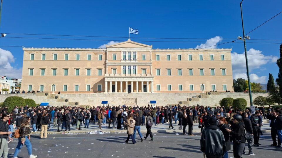Συγκέντρωση για τα Τέμπη: Επεισόδια στο Σύνταγμα μετά την ολοκλήρωση-1