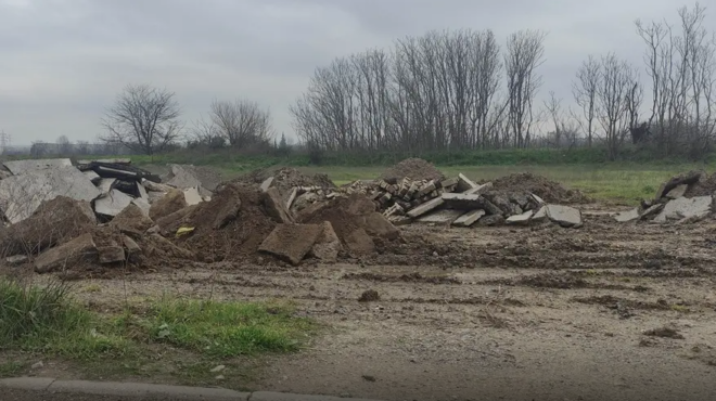 πέταξαν-χώματα-μπετόν-και-πίσσα-σε-αγρ-564061732