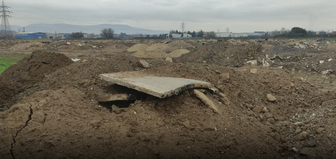 Πέταξαν χώματα, μπετόν και πίσσα σε αγροτεμάχια στη Σίνδο – Τέσσερις συλλήψεις-3