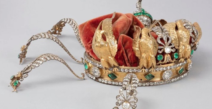 Λούβρο: Ξεκινάει η αποκατάσταση του στέμματος που κατέστρεψαν οι ληστές – Λείπουν 10 διαμάντια-1