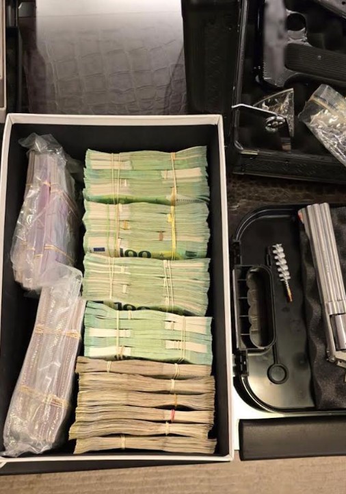 Κύκλωμα λαθρεμπορίας καπνού: Κατασχέθηκαν όπλα και χρήματα – 25 συλλήψεις-6