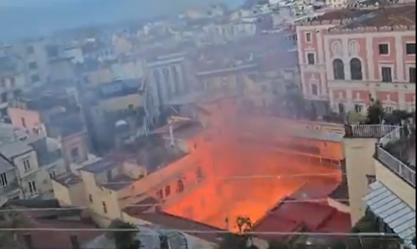 νάπολη-φωτιά-στο-θέατρο-σανατζάρο-ε-564082009