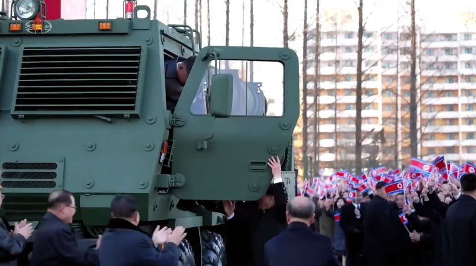 O Κιμ Γιονγκ Ουν έκανε «test drive» σε αυτοκινούμενο εκτοξευτήρα πυραύλων-2