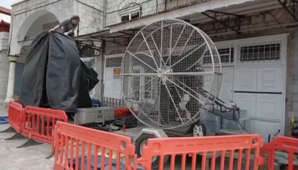 Ο Μπραντ Πιτ στην Υδρα – «Παντού» σκηνικά για τη νέα ταινία του (εικόνες)-4