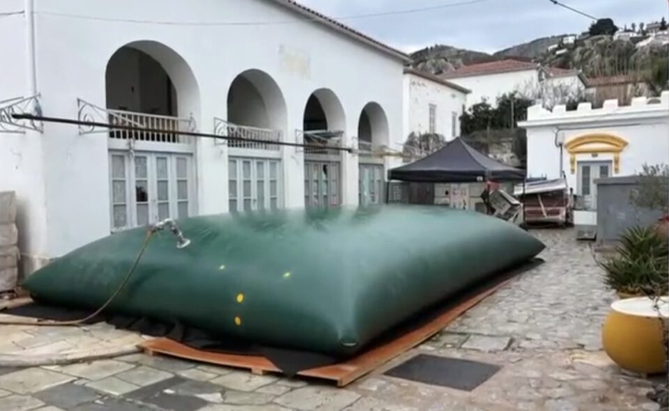 Ο Μπραντ Πιτ στην Υδρα – «Παντού» σκηνικά για τη νέα ταινία του (εικόνες)-3