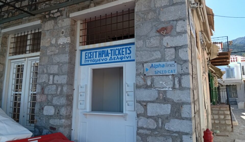 Ο Μπραντ Πιτ στην Υδρα – «Παντού» σκηνικά για τη νέα ταινία του (εικόνες)-1