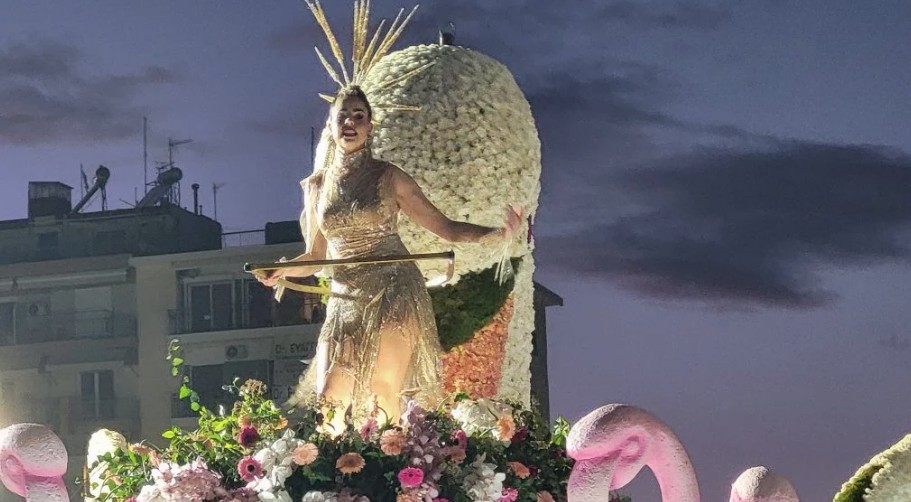 Πάτρα: Χιλιάδες καρναβαλιστές στους δρόμους για τη νυχτερινή παρέλαση-2