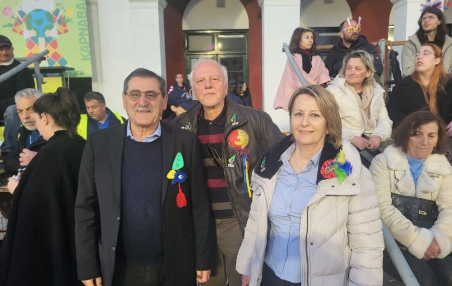 Πάτρα: Χιλιάδες καρναβαλιστές στους δρόμους για τη νυχτερινή παρέλαση-4