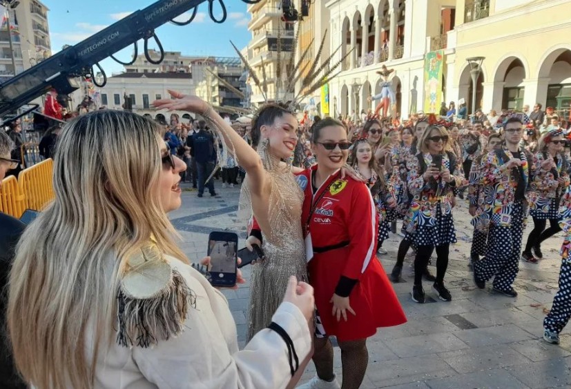 Πάτρα: Ξεκίνησε η μεγάλη παρέλαση – 50.000 καρναβαλιστές και δεκάδες άρματα στους δρόμους-1