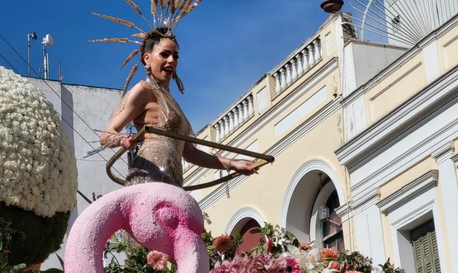 Πάτρα: Ξεκίνησε η μεγάλη παρέλαση – 50.000 καρναβαλιστές και δεκάδες άρματα στους δρόμους-5