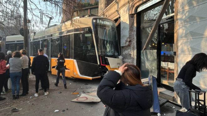 εκτροχιάστηκε-τραμ-στο-μιλάνο-ενας-564099985