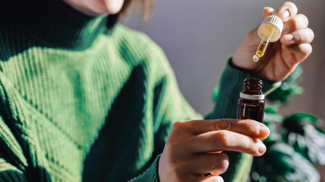 γήρανση-και-χρήση-κάνναβης-ανακούφισ-564060358