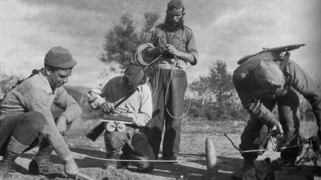 οι-σκεπτόμενοι-κατάσκοποι-564091279