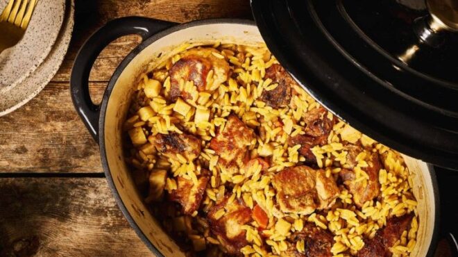 αγριογούρουνο-γιουβέτσι-στη-γάστρα-μ-564097420