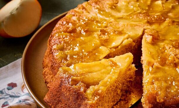 ανάποδο-κέικ-με-καραμελωμένα-μήλα-564078817